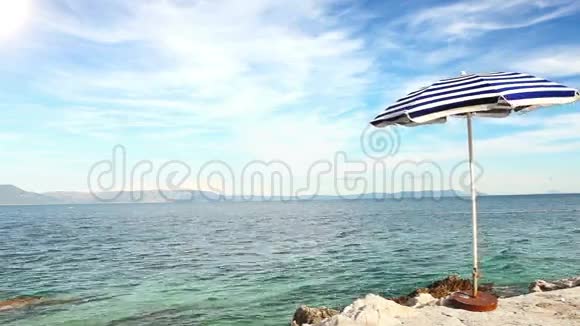 克罗地亚海岸的独海滩复古风格伞视频的预览图