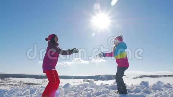 母女俩在下雪的冬日玩耍视频的预览图