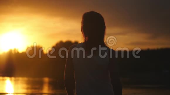 一位美丽的年轻女子躺在河岸上的肖像视频的预览图