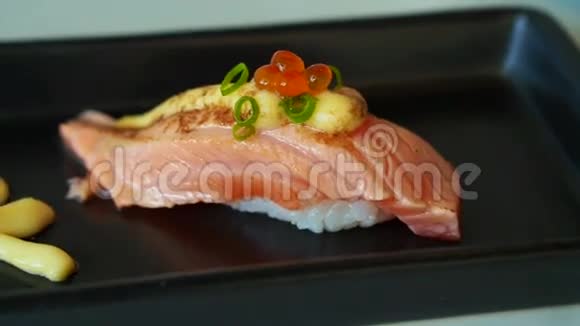 日本料理中的黑鲑鱼寿司奶酪和蛋黄酱视频的预览图
