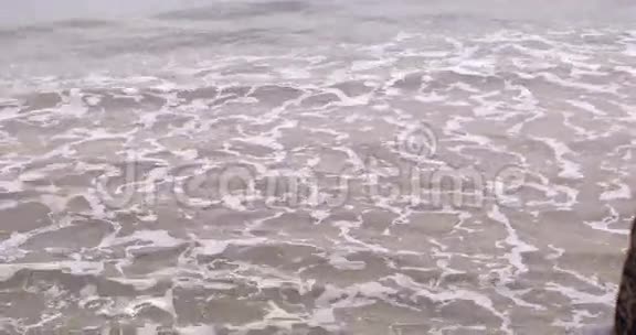 波涛汹涌的灰色大海视频的预览图