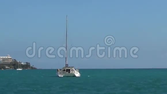 小岛附近的帆船视频的预览图