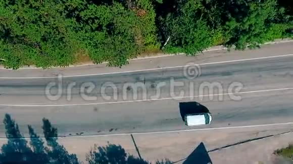 空中俯瞰高速公路与汽车卡车和其他运输视频的预览图