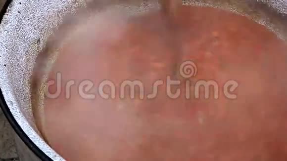 蔬菜汤和木勺混合视频的预览图