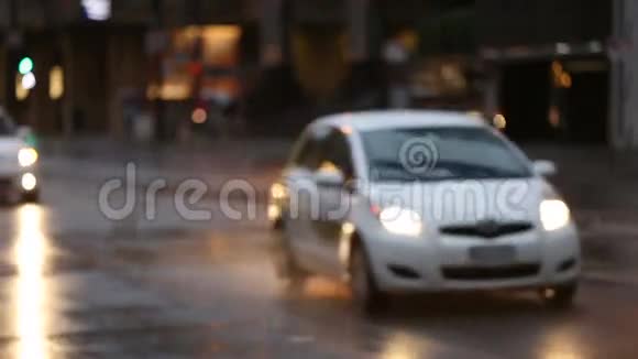 市区交通模糊雨天视频的预览图