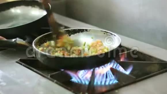 厨房里的厨师煮汤视频的预览图