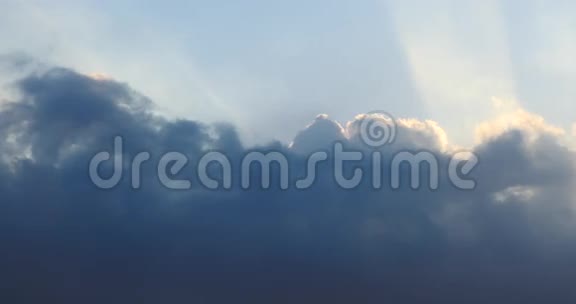 黑暗的阿尔托丘云的全景烟雾在多云的太阳射线天空中飞行视频的预览图