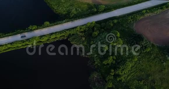 在绿色田野上行驶的SUV汽车的鸟瞰图视频的预览图