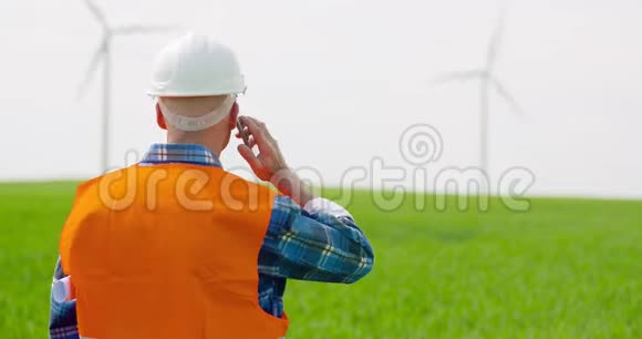 工程师在农场散步时用手机说话视频的预览图