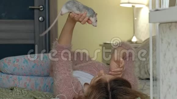一个年轻的女人在家里玩喂她视频的预览图