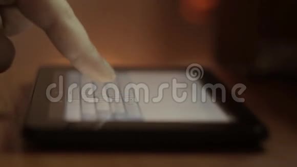 人的手指在虚拟键盘上打字视频的预览图
