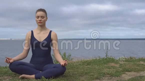 古典瑜伽姿势中的女性能量集中视频的预览图