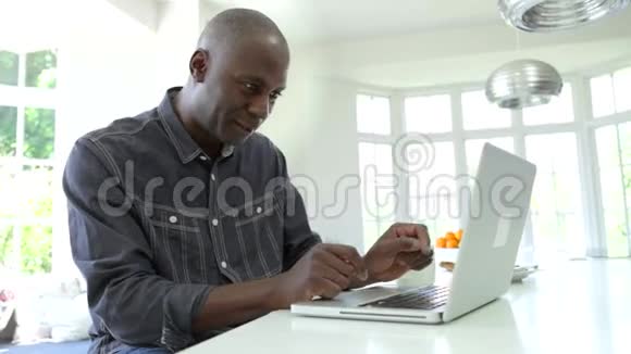 非裔美国人在家使用笔记本电脑视频的预览图