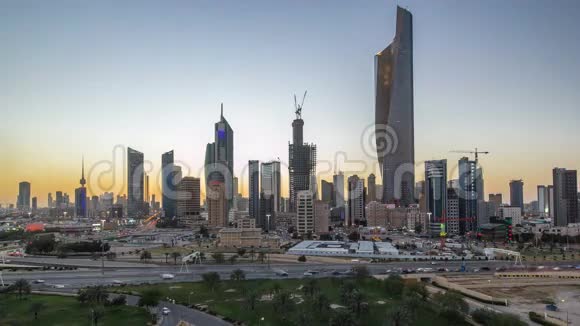 在科威特城市中心摩天大楼的天际线在黄昏时分被照亮中东科威特市视频的预览图