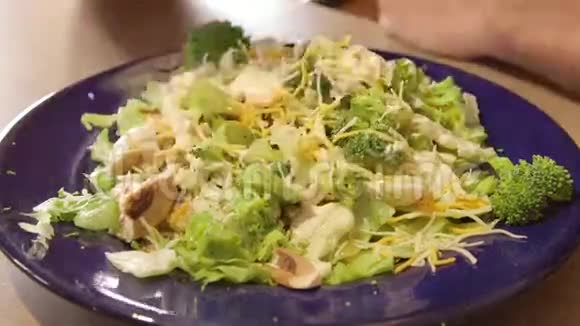 时间流逝的男人吃着新鲜蔬菜和生菜做的沙拉视频的预览图