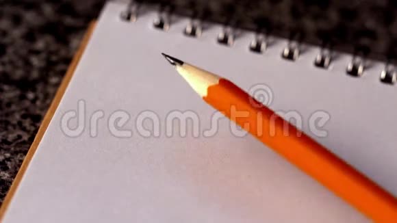 铅笔落在记事本上视频的预览图