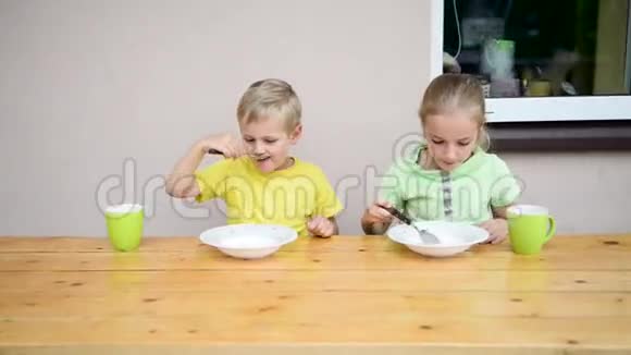 两个可爱的孩子在吃东西视频的预览图
