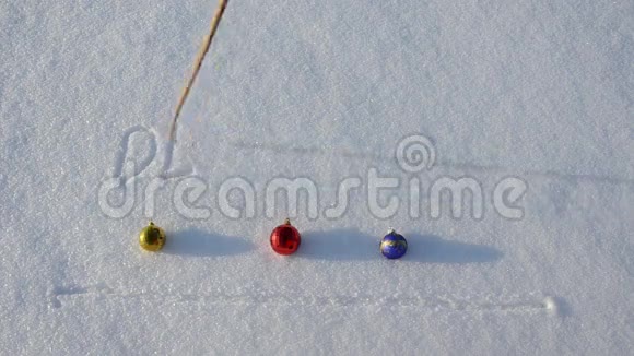 在雪球和圣诞球上写十二月视频的预览图