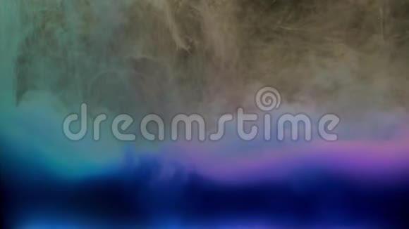 色彩斑斓的蓝紫色墨水混合在水中在水下轻轻旋转复制空间视频的预览图
