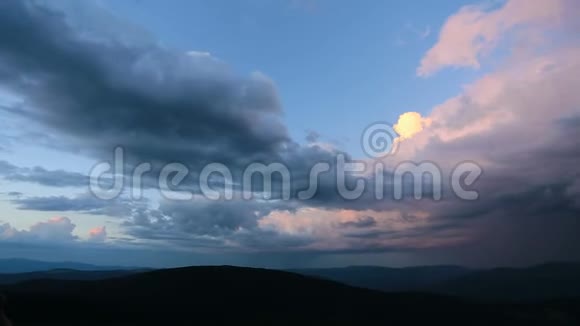 喀尔巴阡山脉和美丽天空的鸟瞰图视频的预览图