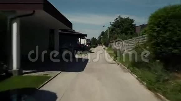 汽车在小城市街道上行驶视频的预览图
