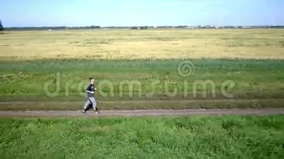 空中飞行跑步运动员男跑运动员短跑视频的预览图