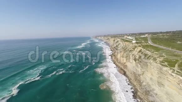 AzenhasdoMar的空中录像位于葡萄牙Sintra附近的悬崖上视频的预览图