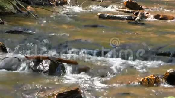 美丽的瀑布溪自然概念视频的预览图