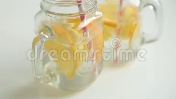 一步一步地用柠檬和橘子配制鸡尾酒视频的预览图