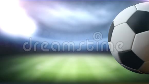 足球在右边的球场背景下旋转有标题标志或分数背景的空间视频的预览图