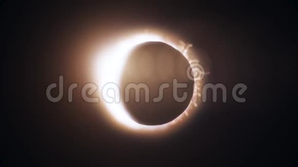 摘要日食动画月亮关闭太阳在黑色的背景上留下火环一部动画视频的预览图
