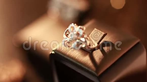 黄金背景上的珠宝钻石戒指视频的预览图