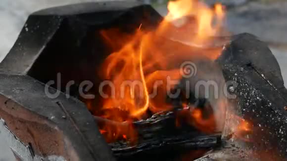 炭炉里的橙色火焰视频的预览图