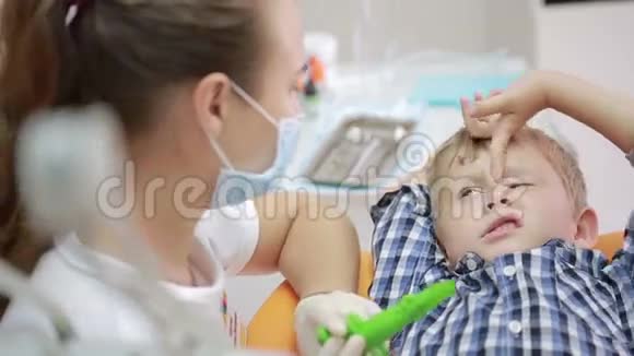 小男孩在检查口腔时牙医视频的预览图
