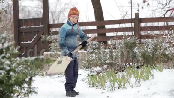 冬天打扫房子附近的雪幼儿清理铲雪覆盖轨道视频的预览图