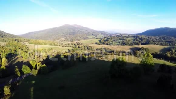 绿黄丘陵秋山景观鸟瞰波兰比斯扎迪视频的预览图