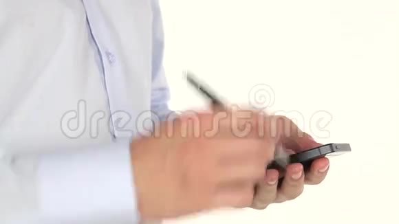 男人用智能手机和手写笔视频的预览图