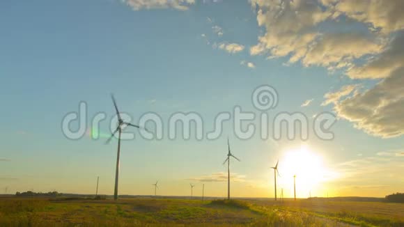日落时风力发电机时间流逝视频的预览图