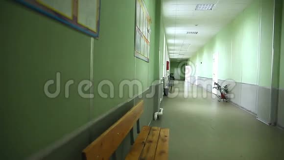 学校空廊内部绿墙向右视频的预览图