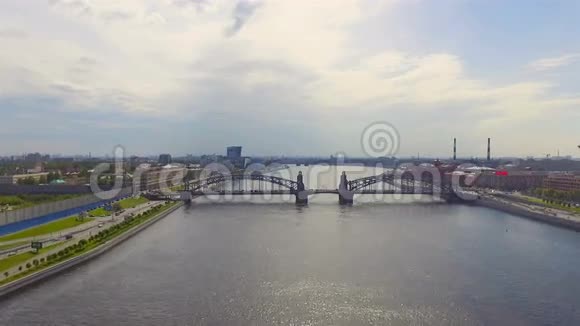 俄罗斯圣彼得堡堤岸鸟瞰图视频的预览图