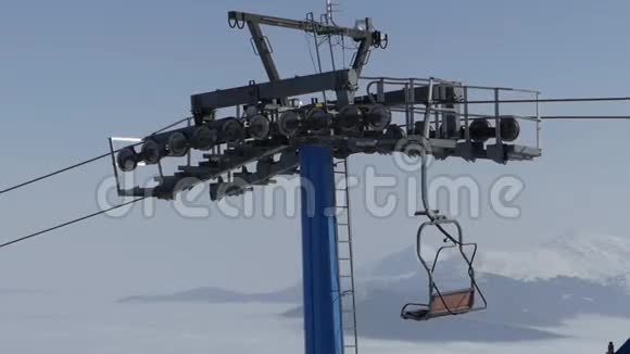 滑雪场上的椅子升降站吧雾天视频的预览图