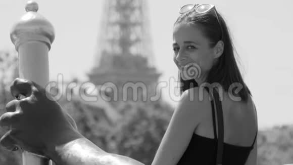 巴黎的年轻法国女人视频的预览图