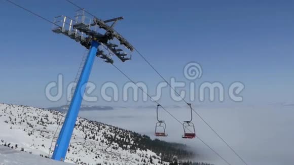 滑雪场上的椅子升降站吧雾天视频的预览图