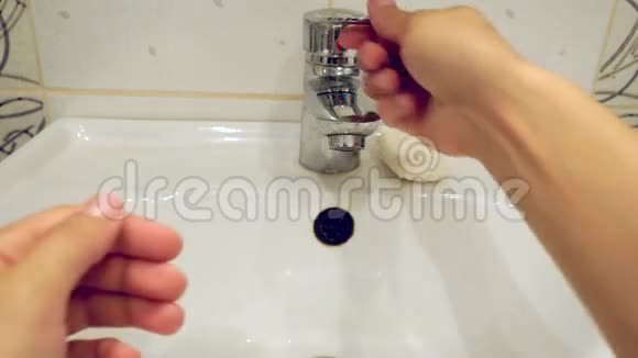 用肥皂在自来水中洗手视频的预览图
