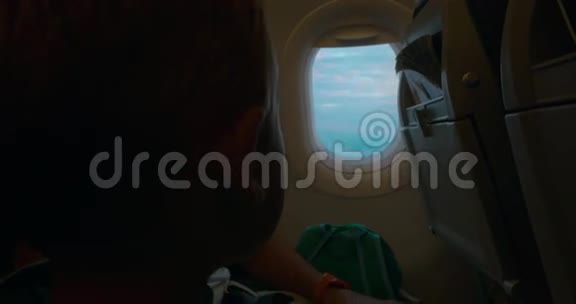 儿童在飞机上观察照明器视频的预览图