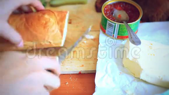 手工厨师用红鱼子酱做三明治视频的预览图
