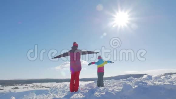 母女俩在下雪的冬日玩耍视频的预览图