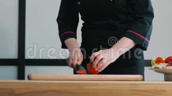 专业厨师斩番茄视频的预览图
