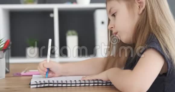 孩子在书上写作业视频的预览图