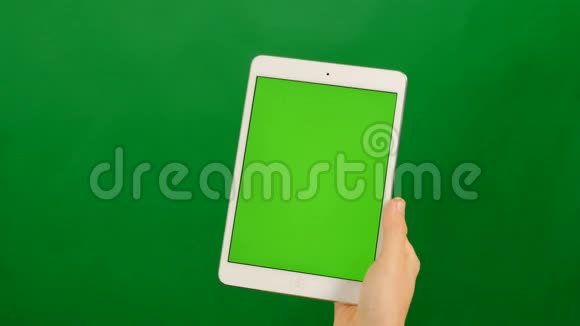 女商人在绿色背景上使用空白的绿色屏幕平板电脑视频的预览图